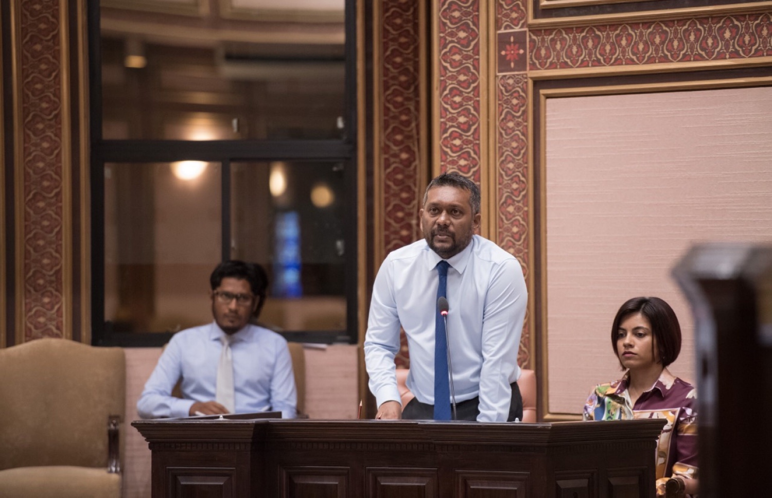 އިކޮނޮމިކް މިނިސްޓަރު ފައްޔާޒް މަޖިލިހުގައި ވާހަކަ ދައްކަވަނީ. --- ފޮޓޯ: މަޖިލިސް