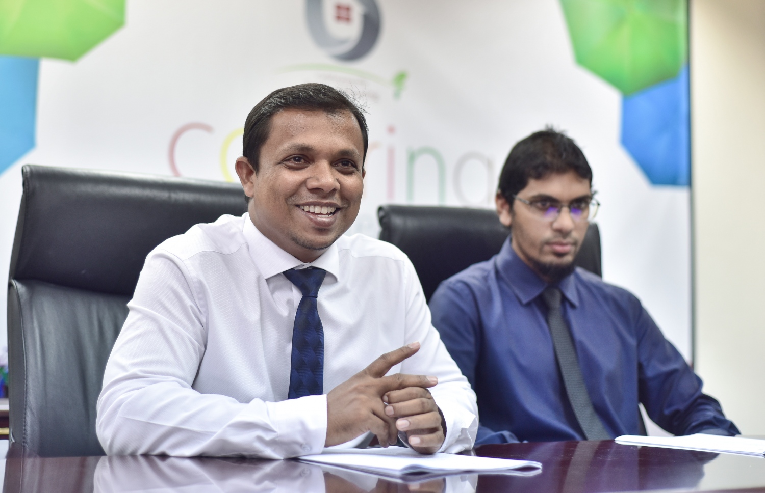 ހައުސިން ޑިވެލޮޕްމެންޓް ފައިނޭންސް ކޯޕަރޭޝަން (އެޗްޑީއެފްސީ)ގެ އެޗްޑީއެފްސީގެ އިސްލާމިކް ފައިނޭންސްގެ މެނޭޖަރު އަޒްމީން ރަޝީދު(ކ)، އެސިސްޓެންޓް ޖެނެރަލް މެނޭޖާ، މުހައްމަދު ޝަފީގު (ވ)-- ފޮޓޯ: ނިޝާން އަލީ/ މިހާރު