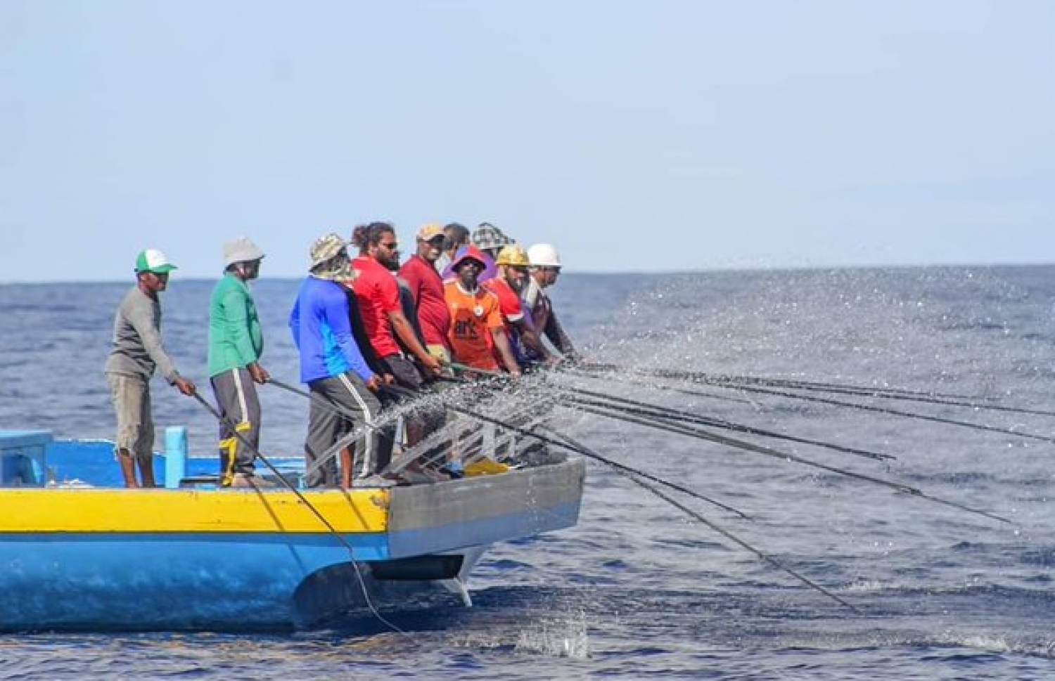 ދިވެހި މަސްވެރިން މަސް ބާނަނީ: މަސްވެރިކަން ބިނާވެފައި އޮންނަނީ އެންވެރިކަމަށް --- ފޮޓޯ: ދިވެހި މަސްވެރިން ޓުވިޓާ.