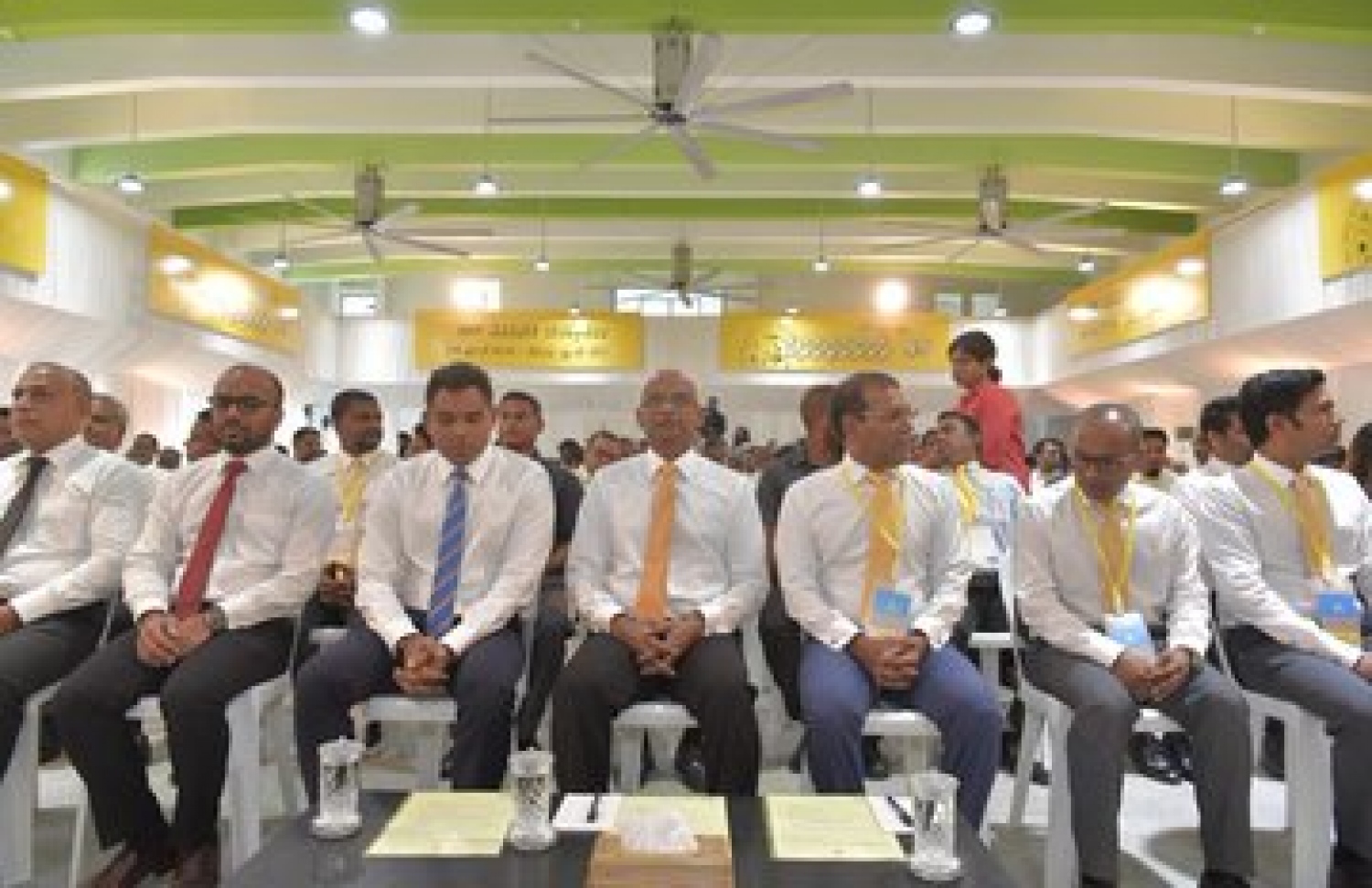 އެމްޑީޕީ ކައުންސިލަރުންގެ ކޮންފަރެންސް ފަށަން ބޭއްވި ރަސްމިއްޔާތުގައި ރައީސް އިބްރާހިމް މުހައްމަދު ސޯލިހާއި ނައިބު ރައީސް ފައިސަލް ނަސީމާއި ރައްޔިތުންގެ މަޖިލިހުގެ ރައީސް އަދި ކުރީގެ ރައީސް މުހައްމަދު ނަޝީދާއި އެމްޑީޕީގެ އިސް ބޭފުޅުން ބައިވެރިވެވަޑައިގަންނަވަނީ. --- ފޮޓޯ: ރައީސް އޮފީސް