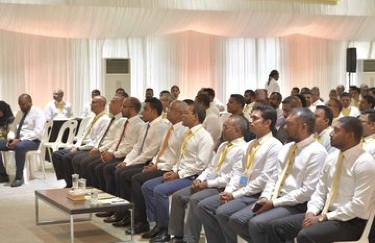 އެމްޑީޕީ ކައުންސިލަރުންގެ ކޮންފަރެންސް ފެށުމަށް ހުޅުމާލެ ހުރަވީ ސްކޫލްގައި ބޭއްވި ރަސްމިއްޔާތުގައި ޕާޓީގެ އިސް ބޭފުޅުން ބައިވެރިވެވަޑައިގަންނަވަނީ. --- ފޮޓޯ: ރައީސް އޮފީސް