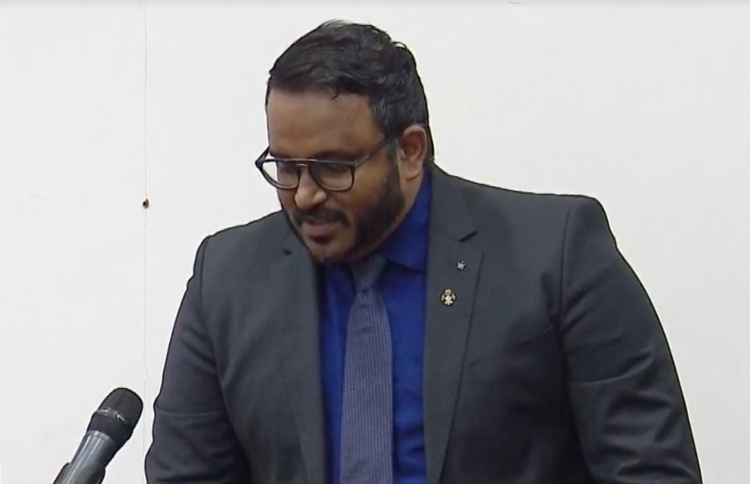 އަދީބު ހުށަހެޅީ ޖޫރިމަނާ ފައިސާ ބަހާލައިގެން ދައްކަން