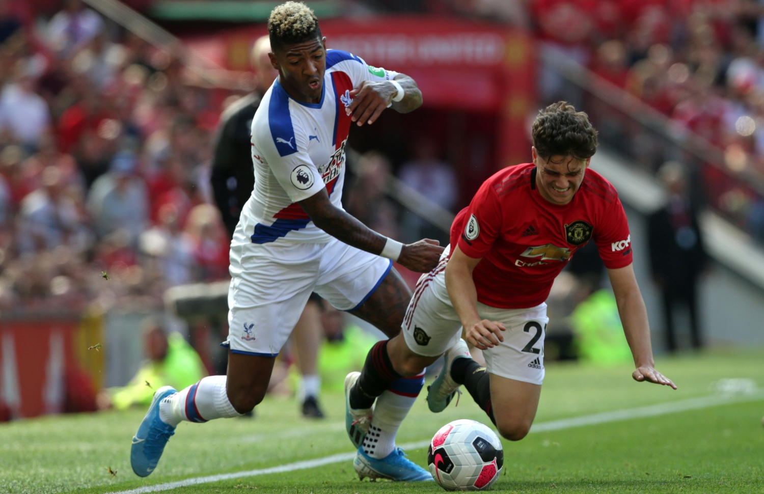 ކްރިސްޓަލް ޕެލަސްގެ ޕެޓްރިކް ވޭން އާންހޯލްޓް (ވ) ގެ ޓެކުލަކުން މެންޗެސްޓާ ޔުނައިޓެޑުގެ ޑެނިއަލް ޖޭމްސް ވެއްޓެނީ: ދެ ކުޅުންތެރިން ވެސް ލަނޑު ޖެހި. --ފޮޓޯ: އޭއެފްޕީ