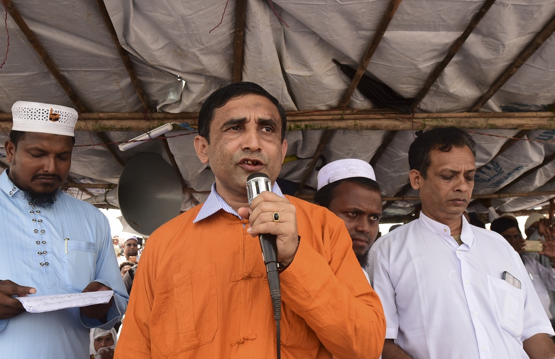 ކޮކްސް ބާޒާރު: އޮގަސްޓް 25، 2019: މިއަންމާގެ ރޮހިންޖާ މުސްލިމުން ބަންގްލަދޭޝްގައި މިއަދު ބޭއްވި ބޮޑު އެއްވުމުގައި ރޮހިންޖާ ލީޑަރެއް ކަމަށްވާ މުހީބުﷲ ވާހަކަ ދައްކަނީ. --ފޮޓޯ:އޭއެފްޕީ