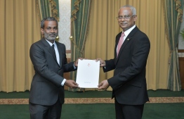 President Solih presenting the letter of appointment to Shakeel. PHOTO: PRESIDENTS OFFICE