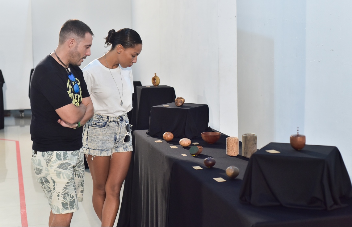 މާލެ: އޮގަސްޓް 26، 2019: އަޒްމީގެ ހުނަރު ދައްކާލުމަށް އާޓު ގެެލެރީގައި ފެށި އެގްޒިބިޝަނުގައި ލަކުޑިން ހަދާފައިވާ އެއްޗެހިތަކެއް ޓޫރިސްޓުންތަކެއް ބަލާލަނީ.-- ފޮޓޯތައް: ނިޝާން އަލީ /މިހާރު