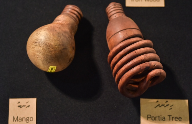 ލަކުޑި ބޭނުންކޮށްގެން އަޒްމީ ތައްޔާރުކުރި އެއްޗެއް.--ފޮޓޯ: ނިޝާން އަލީ/ މިހާރު