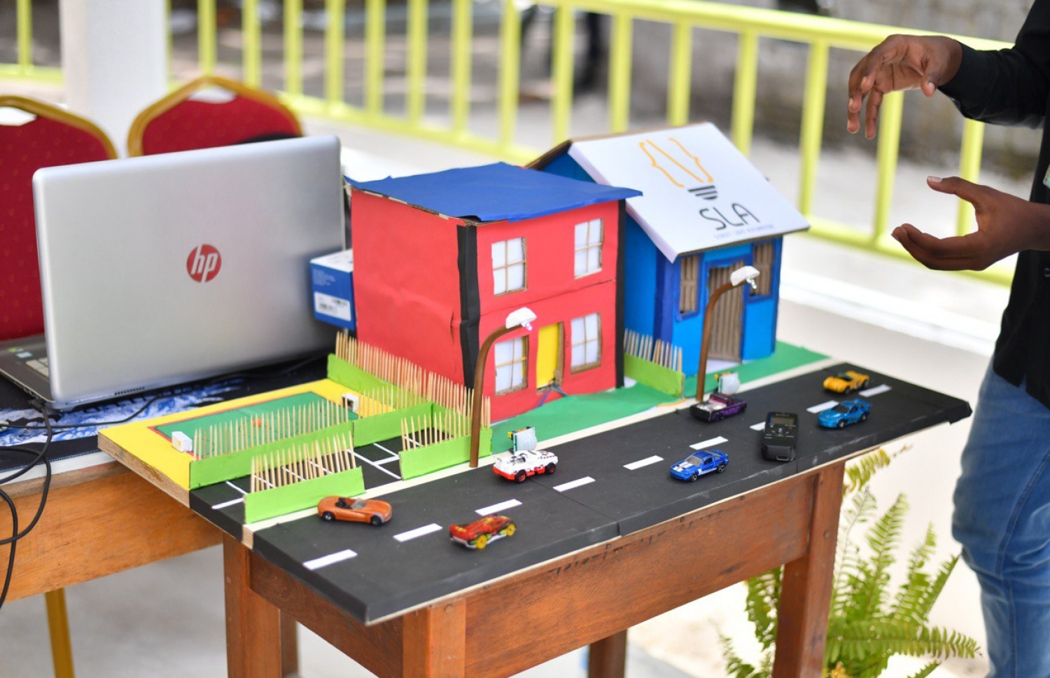 އުކުޅަހު ދަރިވަރުން ތަރައްގީކުރަމުން އަންނަ ނިޒާމް މަސައްކަތްކުރާ ގޮތް ދައްކާލަން ހަދާފައިވާ ޑެމޯއެއް --ފޮޓޯ: ހުސައިން ވަހީދު/ މިހާރު