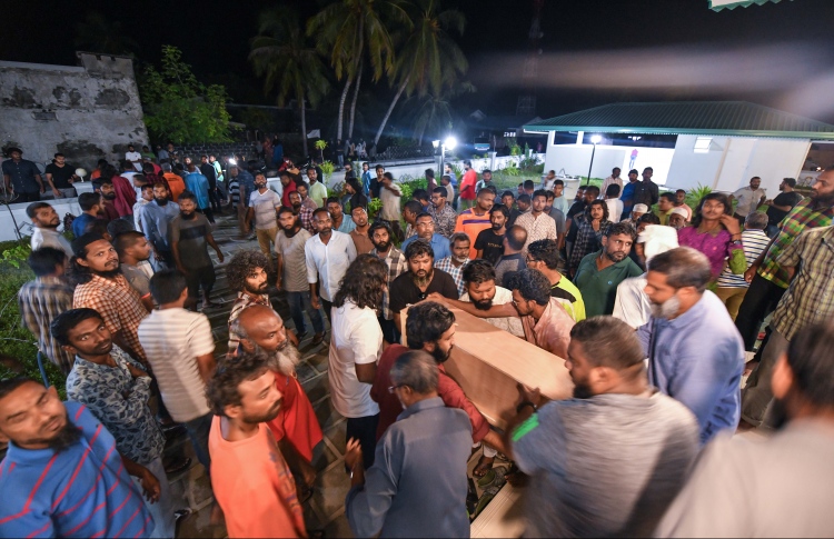 ބަޔަކަށް ރޭކާލީ ވެސް ދަތުރުވެރިޔަކު ކުރި ކޯލަކުން!