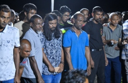 މަރުވި މީހުންގެ ޖަނާޒާ ކުރިއަށް ދަނީ: މިއީ މި ފަހުން ކުރިމަތިވި އެންމެ ހިތާމަވެރި ހާދިސާ .-- ފޮޓޯ: ހުސައިން ވަހީދު /މިހާރު