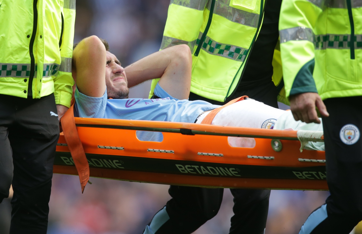 ސިޓީގެ ލަޕޯޓަށް އަނިޔާވުމުން ސްޓްރެޗަރުގައި ދަނޑުން ބާލަނީ. -- ފޮޓޯ: އޭއެފްޕީ