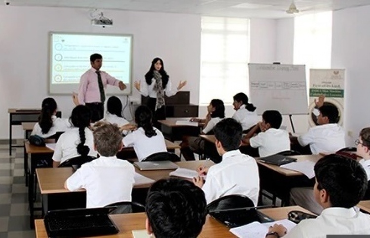 ބެންގަލޫރުގެ ސްކޫލަކަށް ރޮބޮޓް ޓީޗަރެއް