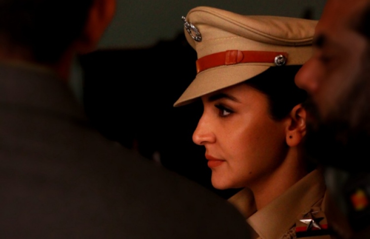 އަނުޝްކާ ޝަރުމާ ފުލުސް ޔުނިފޯމުގައި