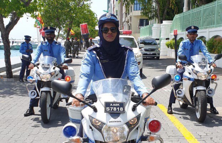 ފުލުހުންގެ މޮޓޯކޭޑުގައި ފުރަތަމަ ފަހަރަށް އަންހެނެއް!