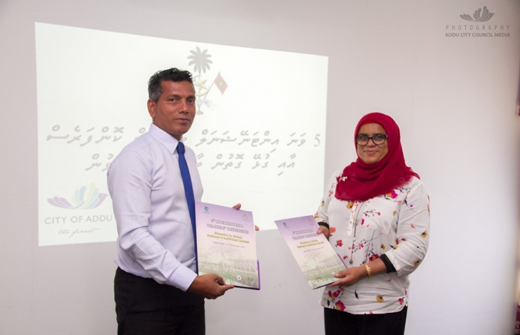 ޓީޗަރުންގެ ކޮންފަރެންސަށް އައްޑޫން ގިނަ ކަރުދާސްތަކެއް