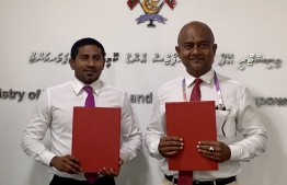 [File] Sports Minister Ahmed Mahloof (L) and Sports Corporation Managing Director Mauroof Ahmed (R) at a signing ceremony: There is no relationship between the two parties now