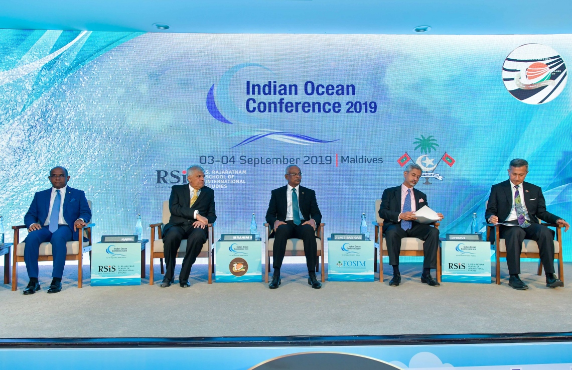 ޕެރެޑައިސް އައިލެންޑް ރިސޯޓް: ސެޕްޓެމްބަރު 3، 2019: ހަތަރުވަނަ އިންޑިއަން އޯޝަން ކޮންފަރެންސް (އައިއޯސީ) ފެށުމަށް ޕެރެޑައިސް އައިލެންޑް ރިސޯޓުގައި ބޭއްވި ހަފުލާގައި ރައީސް އިބްރާހިމް މުހައްމަދު ސޯލިހު(މ)، ލަންކާގެ ބޮޑުވަޒީރު ވިކްރަމަސިންހަ(ވ-2)، ފޮރިން މިނިސްޓަރު އަބްދުﷲ ޝާހިދު(ވ) ބައިވެރިވެ ވަޑައިގަންނަވަނީ.-- ފޮޓޯ: ރައީސް އޮފީސް