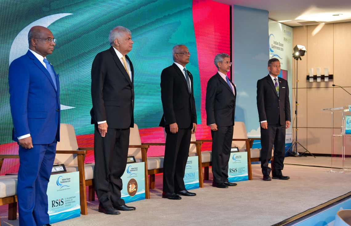 ޕެރެޑައިސް އައިލެންޑް ރިސޯޓް: ސެޕްޓެމްބަރު 3، 2019: ހަތަރުވަނަ އިންޑިއަން އޯޝަން ކޮންފަރެންސް (އައިއޯސީ) ފެށުމަށް ޕެރެޑައިސް އައިލެންޑް ރިސޯޓުގައި ބޭއްވި ހަފުލާގައި ރައީސް އިބްރާހިމް މުހައްމަދު ސޯލިހު(މ)، ލަންކާގެ ބޮޑުވަޒީރު ވިކްރަމަސިންހަވ-2)، ފޮރިން މިނިސްޓަރު އަބްދުﷲ ޝާހިދު(ވ) ބައިވެރިވެ ވަޑައިގަންނަވަނީ.-- ފޮޓޯ: ރައީސް އޮފީސް