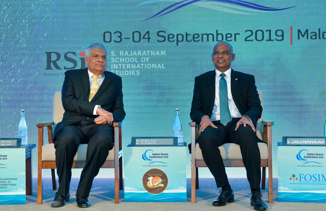 ޕެރެޑައިސް އައިލެންޑް ރިސޯޓް: ސެޕްޓެމްބަރު 3، 2019: ހަތަރުވަނަ އިންޑިއަން އޯޝަން ކޮންފަރެންސް (އައިއޯސީ) ފެށުމަށް ޕެރެޑައިސް އައިލެންޑް ރިސޯޓުގައި ބޭއްވި ހަފުލާގައި ރައީސް އިބްރާހިމް މުހައްމަދު ސޯލިހު އަދި ލަންކާގެ ބޮޑުވަޒީރު ވިކްރަމަސިންހަ ބައިވެރިވެ ވަޑައިގަންނަވަނީ.-- ފޮޓޯ: ރައީސް އޮފީސް