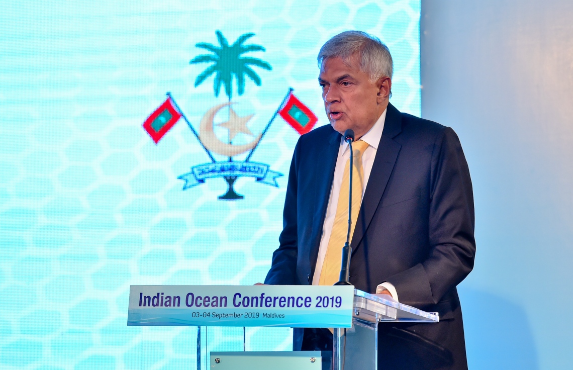 ޕެރެޑައިސް އައިލެންޑް ރިސޯޓް: ސެޕްޓެމްބަރު 3، 2019: ހަތަރުވަނަ އިންޑިއަން އޯޝަން ކޮންފަރެންސް (އައިއޯސީ) ފެށުމަށް ޕެރެޑައިސް އައިލެންޑް ރިސޯޓުގައި ބޭއްވި ހަފުލާގައި ލަންކާގެ ބޮޑުވަޒީރު ވިކްރަމަސިންހަ ވާހަކަ ދައްކަވަނީ.-- ފޮޓޯ: ރައީސް އޮފީސް