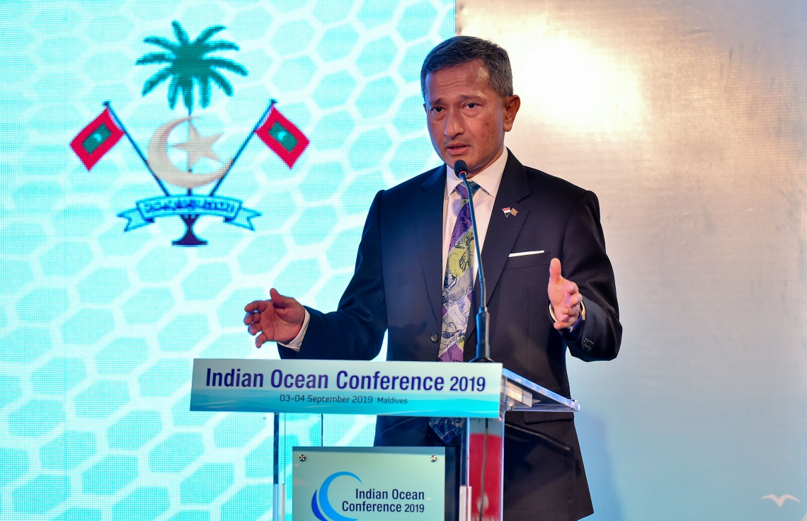 ޕެރެޑައިސް އައިލެންޑް ރިސޯޓް: ސެޕްޓެމްބަރު 3، 2019: ހަތަރުވަނަ އިންޑިއަން އޯޝަން ކޮންފަރެންސް (އައިއޯސީ) ފެށުމަށް ޕެރެޑައިސް އައިލެންޑް ރިސޯޓުގައި ބޭއްވި ހަފުލާގައި ބޭފުޅަކު ވާހަކަ ދައްކަވަނީ.-- ފޮޓޯ: ރައީސް އޮފީސް