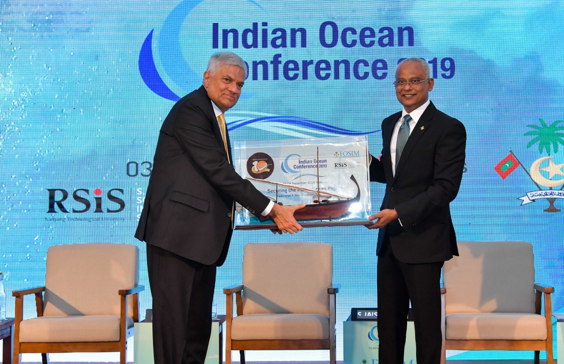 ޕެރެޑައިސް އައިލެންޑް ރިސޯޓް: ސެޕްޓެމްބަރު 3، 2019: ހަތަރުވަނަ އިންޑިއަން އޯޝަން ކޮންފަރެންސް (އައިއޯސީ) ފެށުމަށް ޕެރެޑައިސް އައިލެންޑް ރިސޯޓުގައި ބޭއްވި ހަފުލާގައި ލަންކާގެ ބޮޑުވަޒީރު ރަނިލް ވިކްރަމަސިންހަ އަށް ރައީސް އިބްރާހިމް މުހައްމަދު ސޯލިހު ހަނދާނީ ހަދިޔާއެއް އަރުވަނީ.-- ފޮޓޯ: ރައީސް އޮފީސް