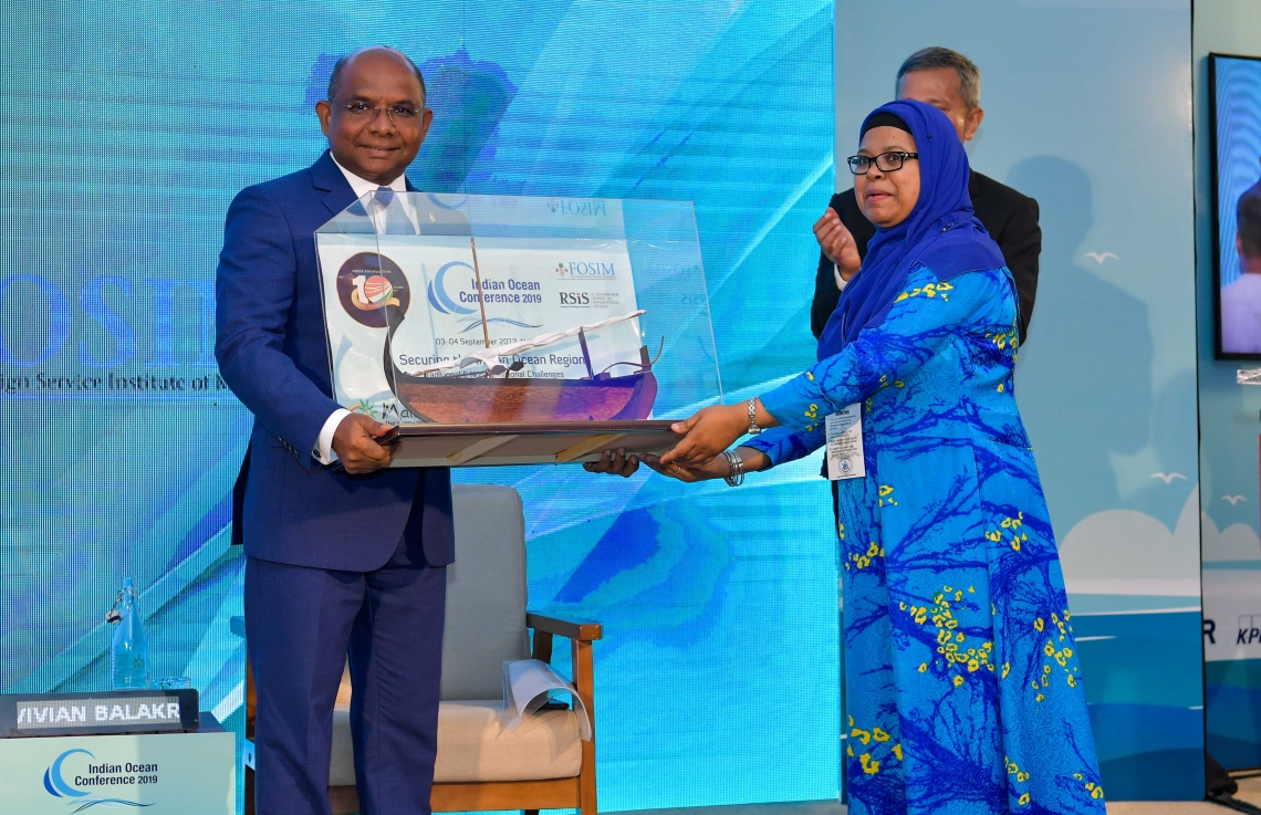 ޕެރެޑައިސް އައިލެންޑް ރިސޯޓް: ސެޕްޓެމްބަރު 3، 2019: ހަތަރުވަނަ އިންޑިއަން އޯޝަން ކޮންފަރެންސް (އައިއޯސީ) ފެށުމަށް ޕެރެޑައިސް އައިލެންޑް ރިސޯޓުގައި ބޭއްވި ހަފުލާގައި ބައިވެރިވި ބައިވެރިއަކަށް ފޮރިން މިނިސްޓަރު އަބްދުﷲ ޝާހިދު ހަނދާނީ ހަދިޔާއެއް އަރުވަނީ.-- ފޮޓޯ: ރައީސް އޮފީސް