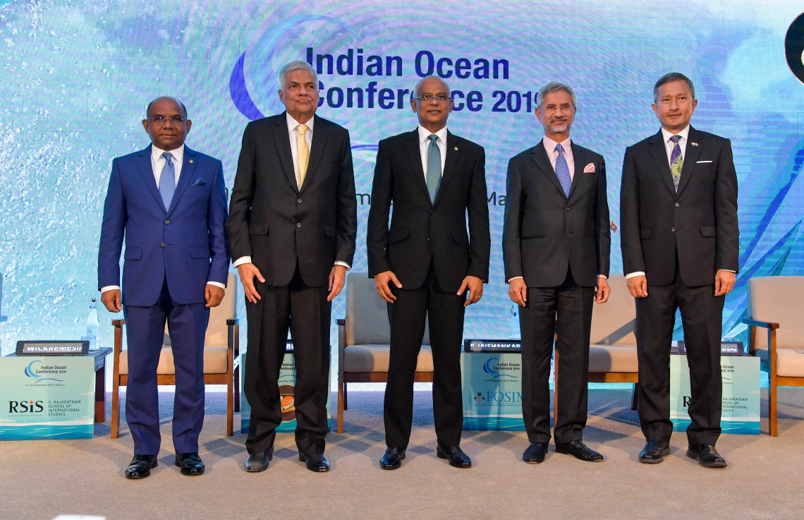 ޕެރެޑައިސް އައިލެންޑް ރިސޯޓް: ސެޕްޓެމްބަރު 3، 2019: ހަތަރުވަނަ އިންޑިއަން އޯޝަން ކޮންފަރެންސް (އައިއޯސީ) ފެށުމަށް ޕެރެޑައިސް އައިލެންޑް ރިސޯޓުގައި ބޭއްވި ހަފުލާގައި، ރައީސް އިބްރާހިމް މުހައްމަދު ސޯލިހް(މ)، ލަންކާގެ ބޮޑުވަޒީރު ރަނިލް ވިކްރަމަސިންހަ(ވ-2) އިބްރާހިމް ފޮރިން މިނިސްޓަރު އަބްދުﷲ ޝާހިދު(ވ) ބައިވެރިވެ ވަޑައިގަންނަވަނީ.-- ފޮޓޯ: ރައީސް އޮފީސް