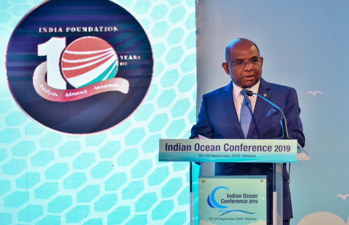 ޕެރެޑައިސް އައިލެންޑް ރިސޯޓް: ސެޕްޓެމްބަރު 3، 2019: ހަތަރުވަނަ އިންޑިއަން އޯޝަން ކޮންފަރެންސް (އައިއޯސީ) ފެށުމަށް ޕެރެޑައިސް އައިލެންޑް ރިސޯޓުގައި ބޭއްވި ހަފުލާގައި ފޮރިން މިނިސްޓަރު އަބްދުﷲ ޝާހިދު ވާހަކަ ދައްކަވަނީ.-- ފޮޓޯ: ރައީސް އޮފީސް