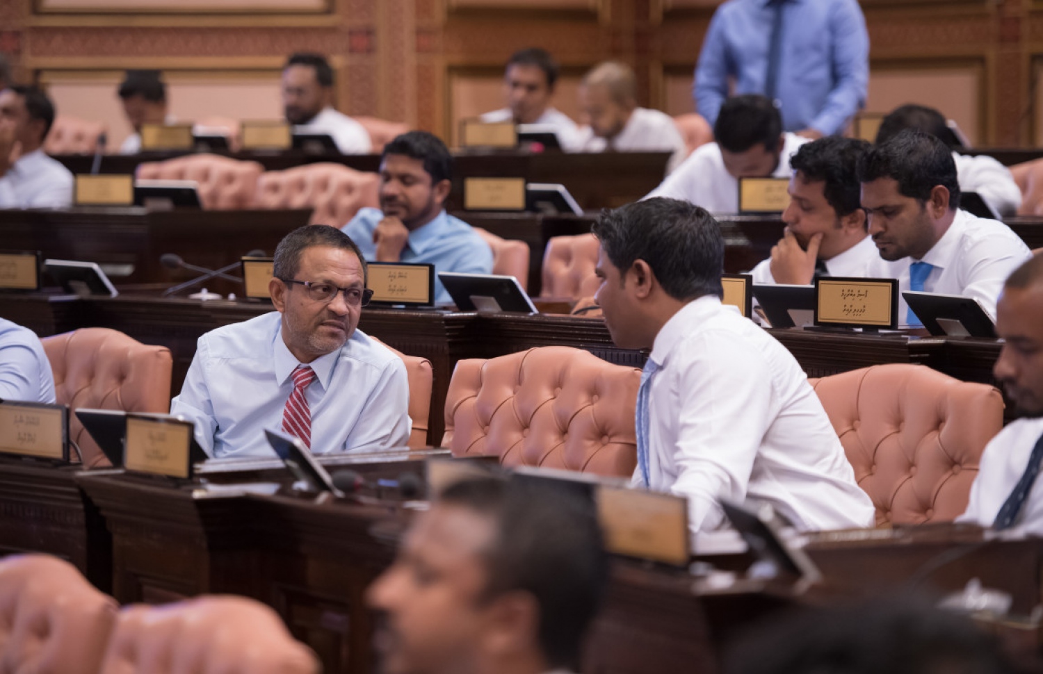 ރައްޔިތުންގެ މަޖިލިހުގެ މިއަދުގެ ޖަލްސާގައި ކެނދިކުޅުދޫ ދާއިރާގެ މެމްބަރު އީސާ އާއި ކޮމަންޑޫ ދާއިރާގެ މެމްބަރު ހުސެއިން ވަހީދު ވާހަކަ ދައްކަވަނީ. --- ފޮޓޯ: މަޖިލިސް