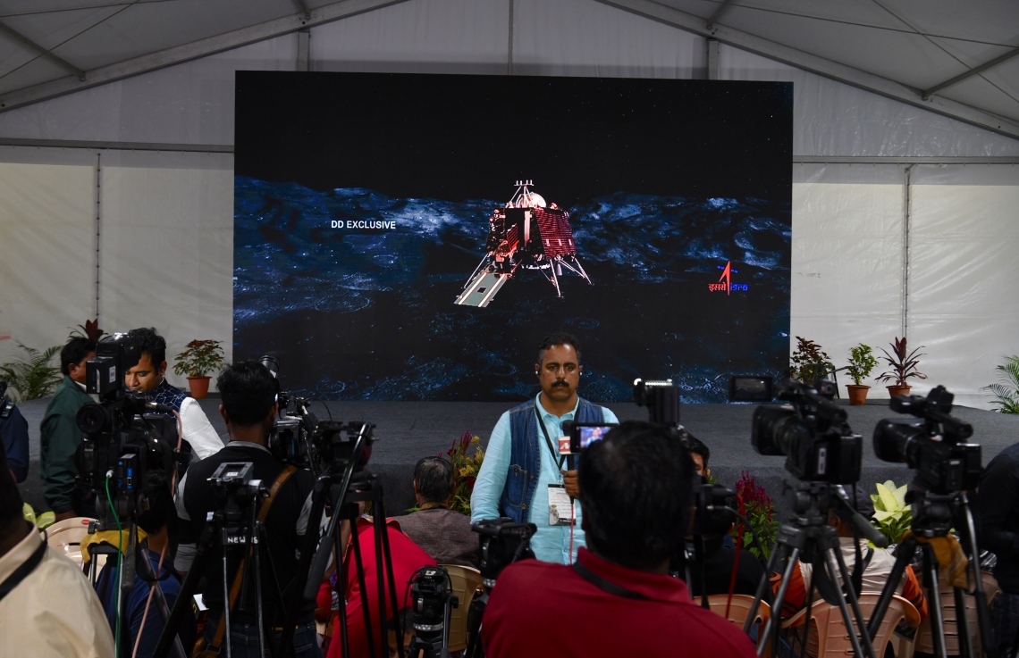 ބެންގަލޯރު - ސެޕްޓެމްބަރު 7، 2019: އިންޑިއާގެ ޖައްވީ އުޅަނދު ހަނދަށް ތިރި ކުރާ މަންޒަރު ބެންގަލޫރުގައި ހުންނަ އިސްރޯގެ ކޮމާންޑް ސެންޓަރުގައި މީޑިއާ އިން ކަވަރު ކުރަނީ. --ފޮޓޯ:އޭއެފްޕީ