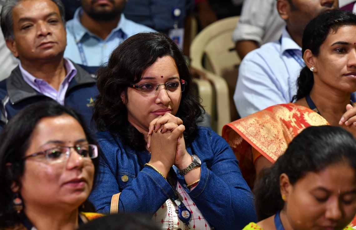 ބެންގަލޯރު - ސެޕްޓެމްބަރު 7، 2019: އިންޑިއާ އިން ހަނދަށް ފޮނުވި އުޅަނފު ޖައްސާ މަންޒަރު އިންޑިއަން ސްޕޭސް ރިސާޗް އޮގަނައިޒޭޝަން (އިސްރޯ) ގެ ސައެންސްވެރިން ކެތްތެރިކަމާ އެކު ބަލަނީ. --ފޮޓޯ:އޭއެފްޕީ