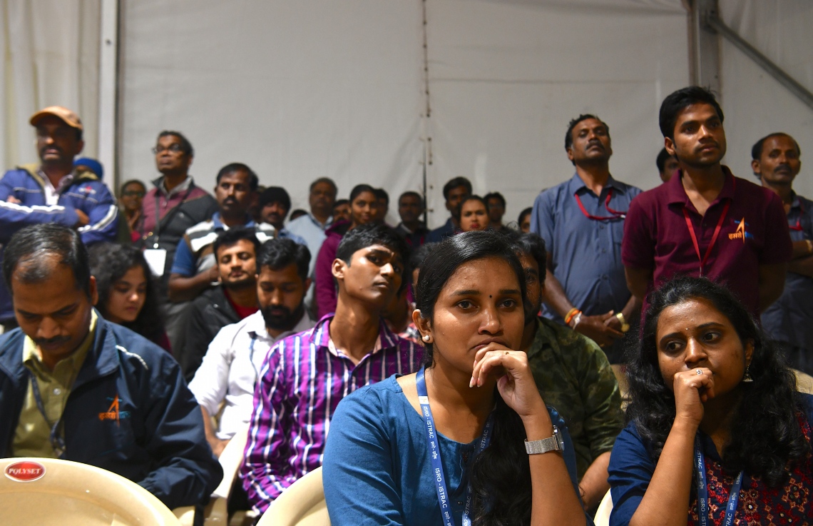 ބެންގަލޯރު - ސެޕްޓެމްބަރު 7، 2019: އިންޑިއާ އިން ހަނދަށް ފޮނުވި އުޅަނފު ޖައްސާ މަންޒަރު އިންޑިއަން ސްޕޭސް ރިސާޗް އޮގަނައިޒޭޝަން (އިސްރޯ) ގެ ސައެންސްވެރިން ކެތްތެރިކަމާ އެކު ބަލަނީ. --ފޮޓޯ:އޭއެފްޕީ