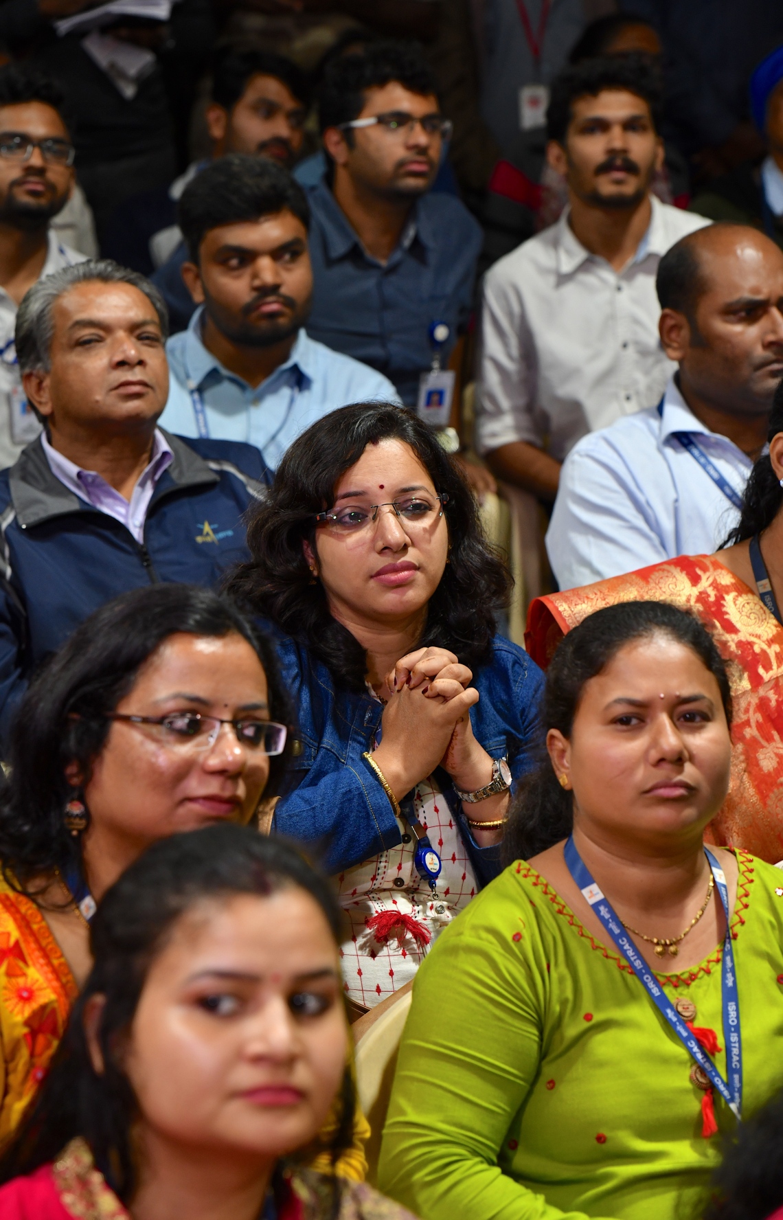 ބެންގަލޯރު - ސެޕްޓެމްބަރު 7، 2019: އިންޑިއާ އިން ހަނދަށް ފޮނުވި އުޅަނފު ޖައްސާ މަންޒަރު އިންޑިއަން ސްޕޭސް ރިސާޗް އޮގަނައިޒޭޝަން (އިސްރޯ) ގެ ސައެންސްވެރިން ކެތްތެރިކަމާ އެކު ބަލަނީ. --ފޮޓޯ:އޭއެފްޕީ