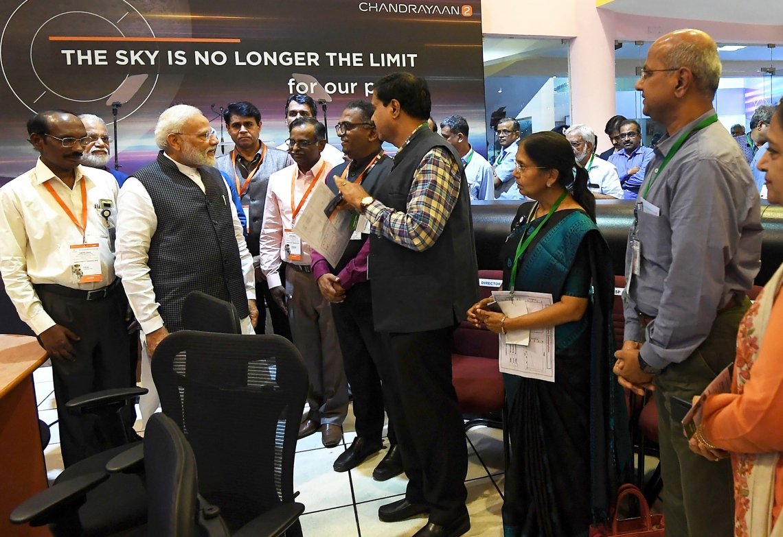 ބެންގަލޯރު - ސެޕްޓެމްބަރު 7، 2019: އިންޑިއަން ސްޕޭސް ރިސާޗް އޮގަނައިޒޭޝަން (އިސްރޯ) ގެ ސައެންސްވެރިންނާ ބޮޑު ވަޒީރު ނަރެންދުރަ މޯދީ ވާހަކަ ދައްކަވަނީ. --ފޮޓޯ:އޭއެފްޕީ