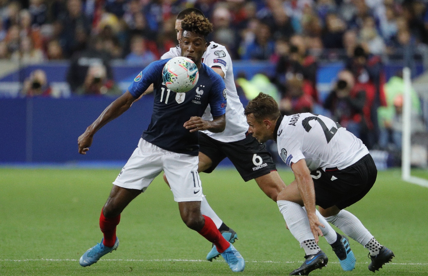 އަލްބޭނިއާގެ ދެ ކުޅުންތެރިން ކައިރިން ފްރާންސްގެ ކޯމަން ބޯޅަ ހިފައިގެންދަނީ. -- ފޮޓޯ: އޭއެފްޕީ