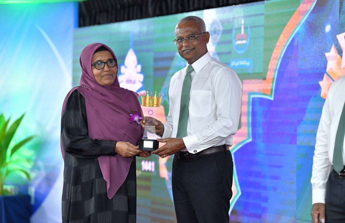 މާލެ: ސެޕްޓެމްބަރު 7، 2019: 33 ވަނަ ގައުމީ ގުރުއާން މުބާރާތުގެ ނަތީޖާ ފާޅުކުރުމަށް އިސްލާމީ މަރުކަޒުގައި ބޭއްވި ރަސްމިއްޔާތުގައި ހާފިޒު ކަމުގެ ސަނަދު ލިބުނު ދަރިވަރަކަށް ރައީސް އިބްރާހިމް މުހައްމަދު ސޯލިހު އިނާމު ދެއްވަނީ.-- ފޮޓޯ: ރައީސް އޮފީސް