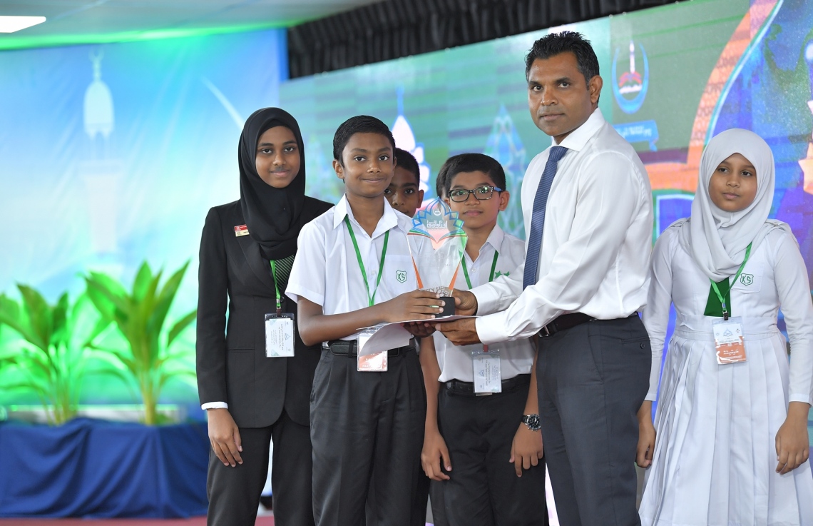 މާލެ: ސެޕްޓެމްބަރު 7، 2019: 33 ވަނަ ގައުމީ ގުރުއާން މުބާރާތުގެ ނަތީޖާ ފާޅުކުރުމަށް އިސްލާމީ މަރުކަޒުގައި ބޭއްވި ރަސްމިއްޔާތުގައި ނައިބު ރައީސް ފައިސަލް ނަސީމް ދަރިވަރަކަށް އިނާމު ދެއްވަނީ.-- ފޮޓޯ: ރައީސް އޮފީސް