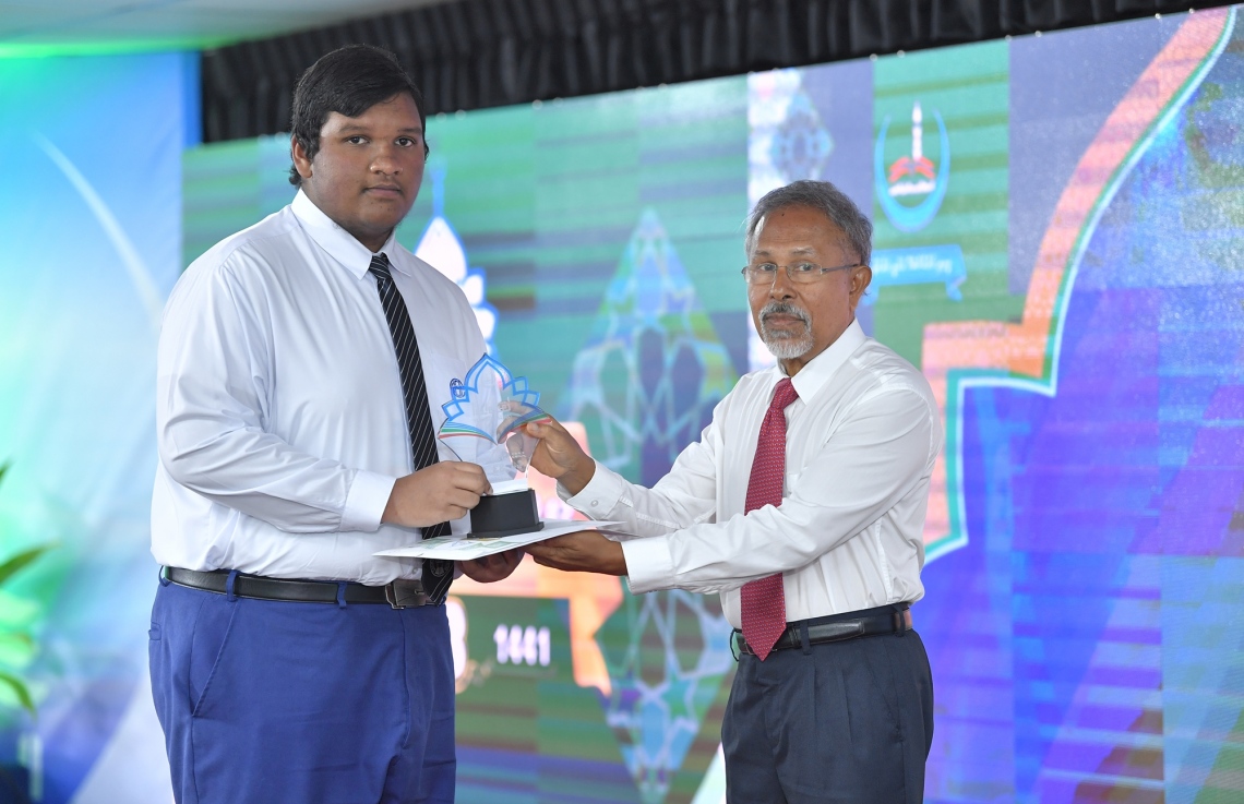 މާލެ: ސެޕްޓެމްބަރު 7، 2019: 33 ވަނަ ގައުމީ ގުރުއާން މުބާރާތުގެ ނަތީޖާ ފާޅުކުރުމަށް އިސްލާމީ މަރުކަޒުގައި ބޭއްވި ރަސްމިއްޔާތުގައި ރައީސް އޮފީހުގެ މިނިސްޓަރު ޑރ. މުސްތޮފާ ލުތުފީ ދަރިވަރަކަށް އިނާމު ހަވާލު ކުރައްވަނީ.-- ފޮޓޯ: ރައީސް އޮފީސް