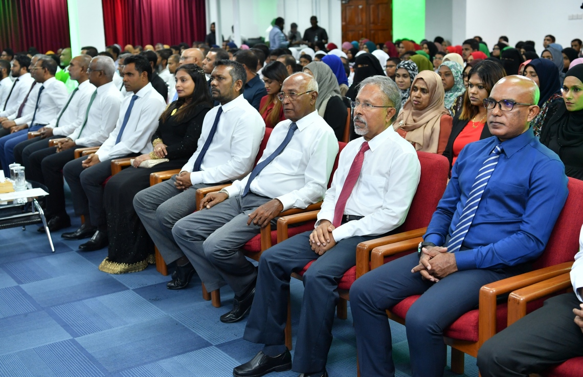 މާލެ: ސެޕްޓެމްބަރު 7، 2019: 33 ވަނަ ގައުމީ ގުރުއާން މުބާރާތުގެ ނަތީޖާ ފާޅުކުރުމަށް އިސްލާމީ މަރުކަޒުގައި ބޭއްވި ރަސްމިއްޔާތުގައި ރައީސް މުހައްމަދު ސޯލިހާއި ނައިބު ރައީސް ފައިސަލް ނަސީމުގެ އިތުރުން ސަރުކާގެ ބައެއް ވަޒީރުން ބައިވެރިވެ ވަޑައިގަންނަވަނީ.-- ފޮޓޯ: ރައީސް އޮފީސް