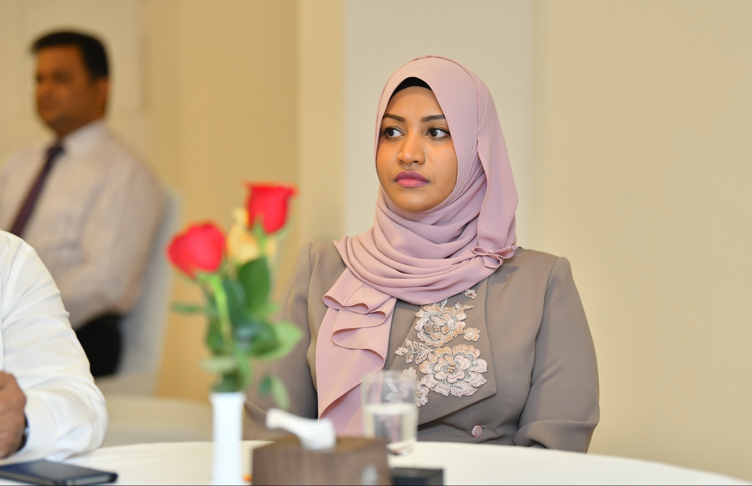 ޓްރާންސްޕޯޓުގެ މަސައްކަތްތަކާ ބެހޭ މައުލޫމާތު ދިނުމަށް ބޭއްވި "ވަގަޑި-މީޑިއާ އެކު" ގައި މިނިސްޓަރު ނަހުލާ ބައިވެރިވެވަޑައިގަންނަވަނީ.-- ފޮޓޯ: ހުސެއިން ވަހީދު/ މިހާރު