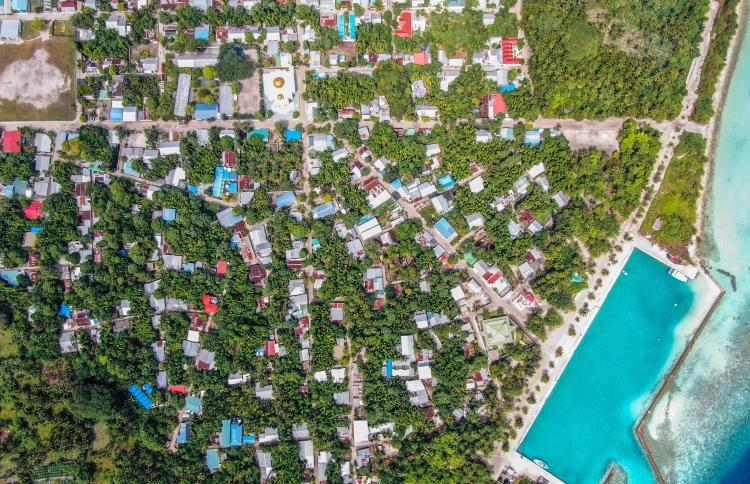 އަންހެނަކާއި ދަރިފުޅާއި ފުލުހަކަށް އަނިޔާކޮށްފި