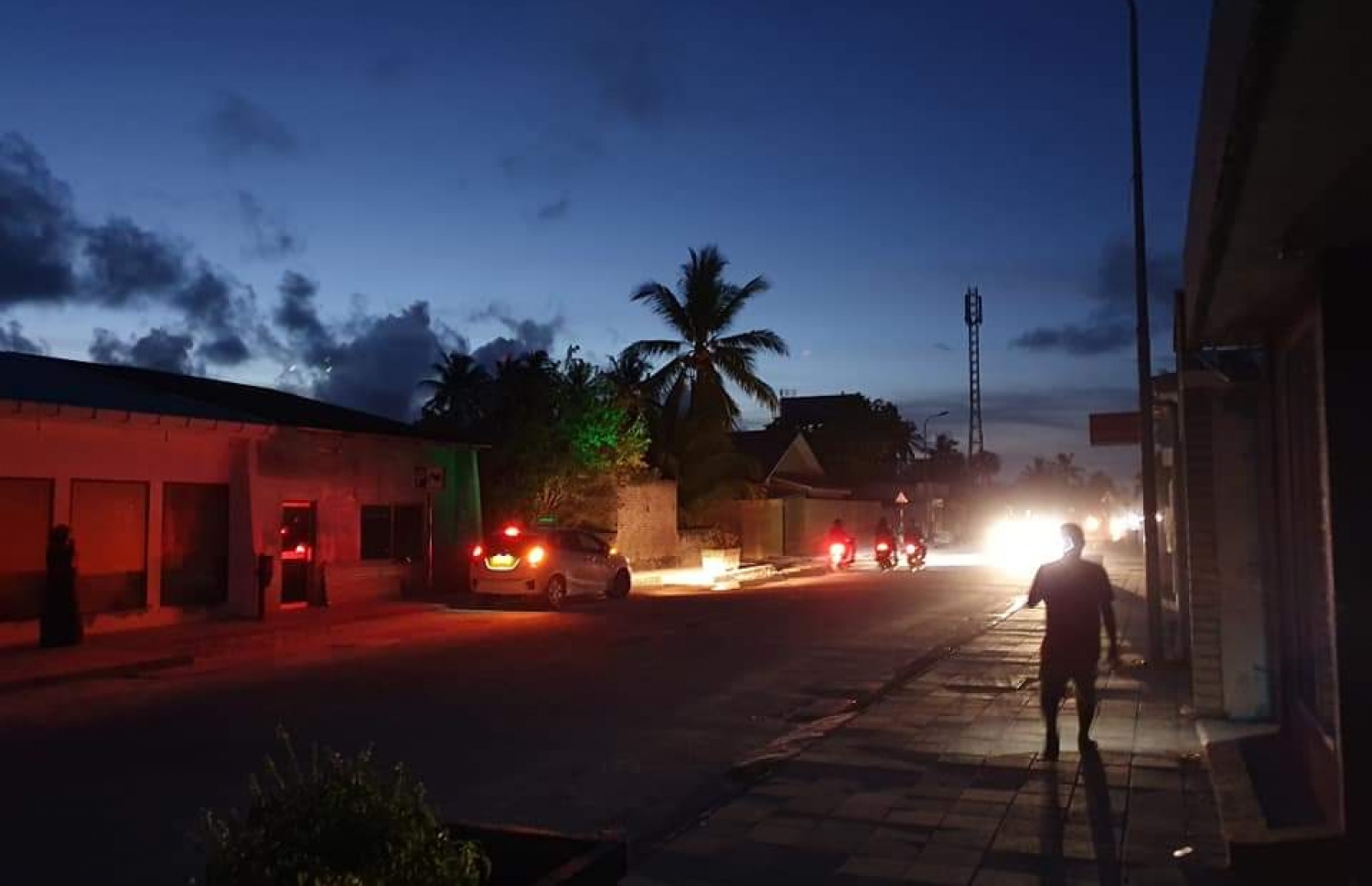 ކަރަންޓް ކެނޑިފައި އޮތް ވަގުތު ހިތަދޫ ބޮޑުމަގު.