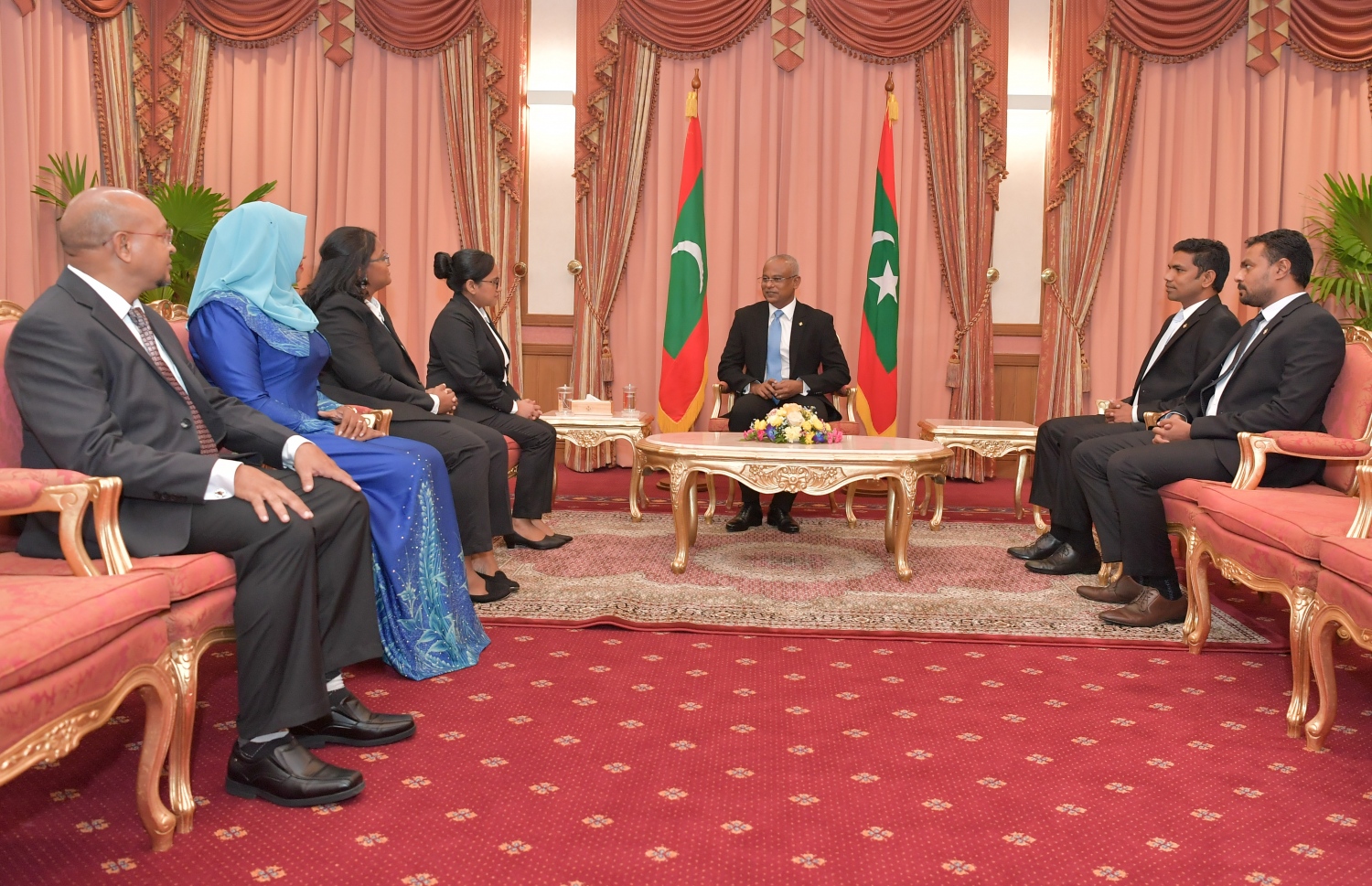 އޭސީސީގެ މެމްބަރުން ރައީސް އިބްރާހިމް މުހައްމަދު ސޯލިހާ އެކު. -- ފޮޓޯ: ރައީސް އޮފީސް