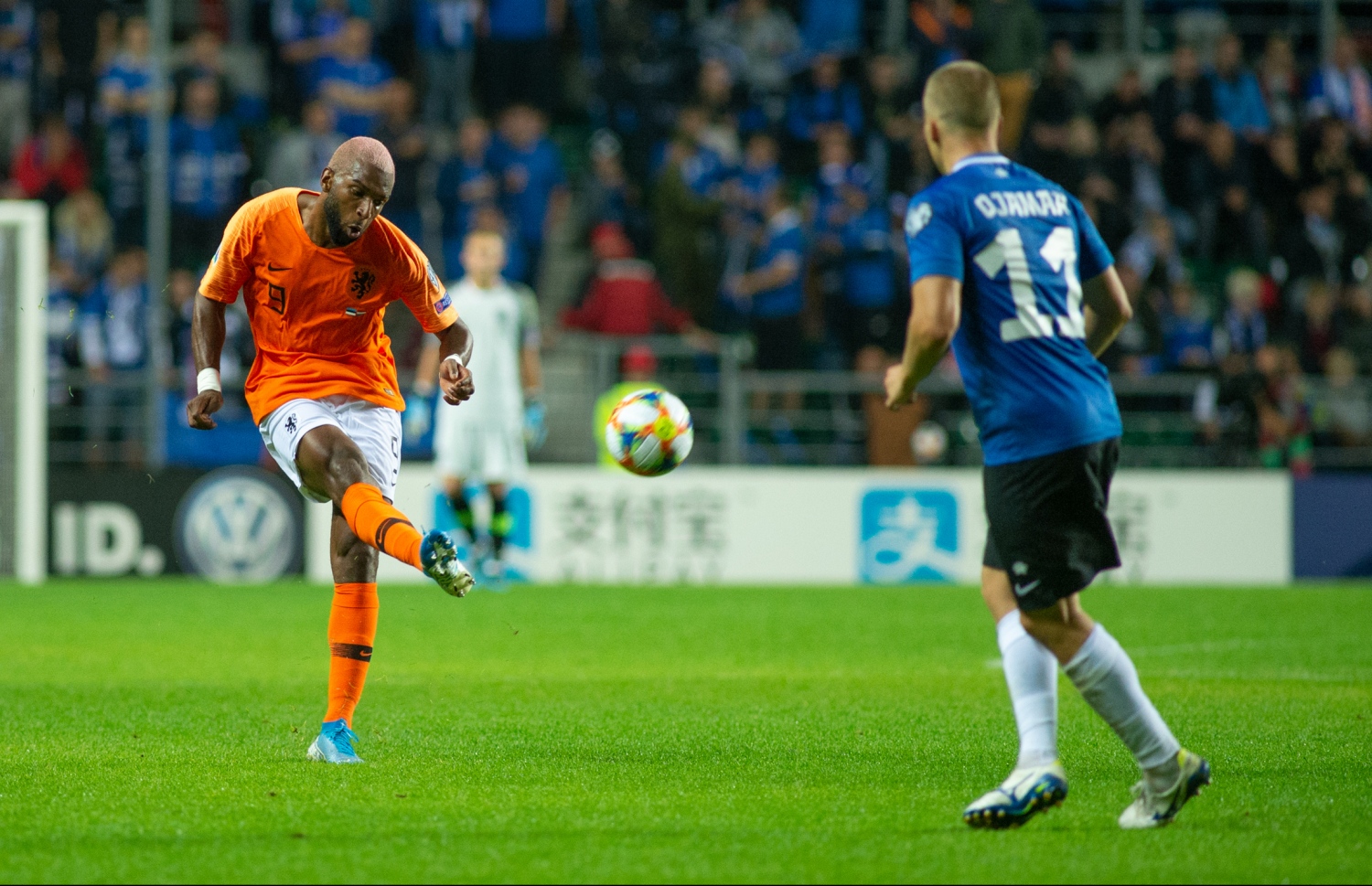 އެސްޓޯނިއާ ކުޅުންތެރިއަކު ކައިރިން ބަބެލް (ވ) ބޯޅަ ފޮނުވާލަނީ. -- ފޮޓޯ: އޭއެފްޕީ