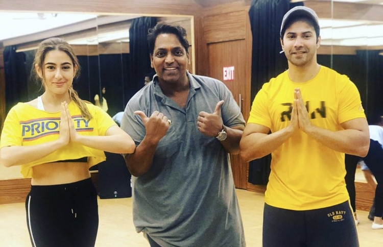 ސާރާ އާއި ވަރުން "ކޫލީ ނަމްބަރު 1" ގެ ލަވައެއްގެ ރިހާސަލްގައި.