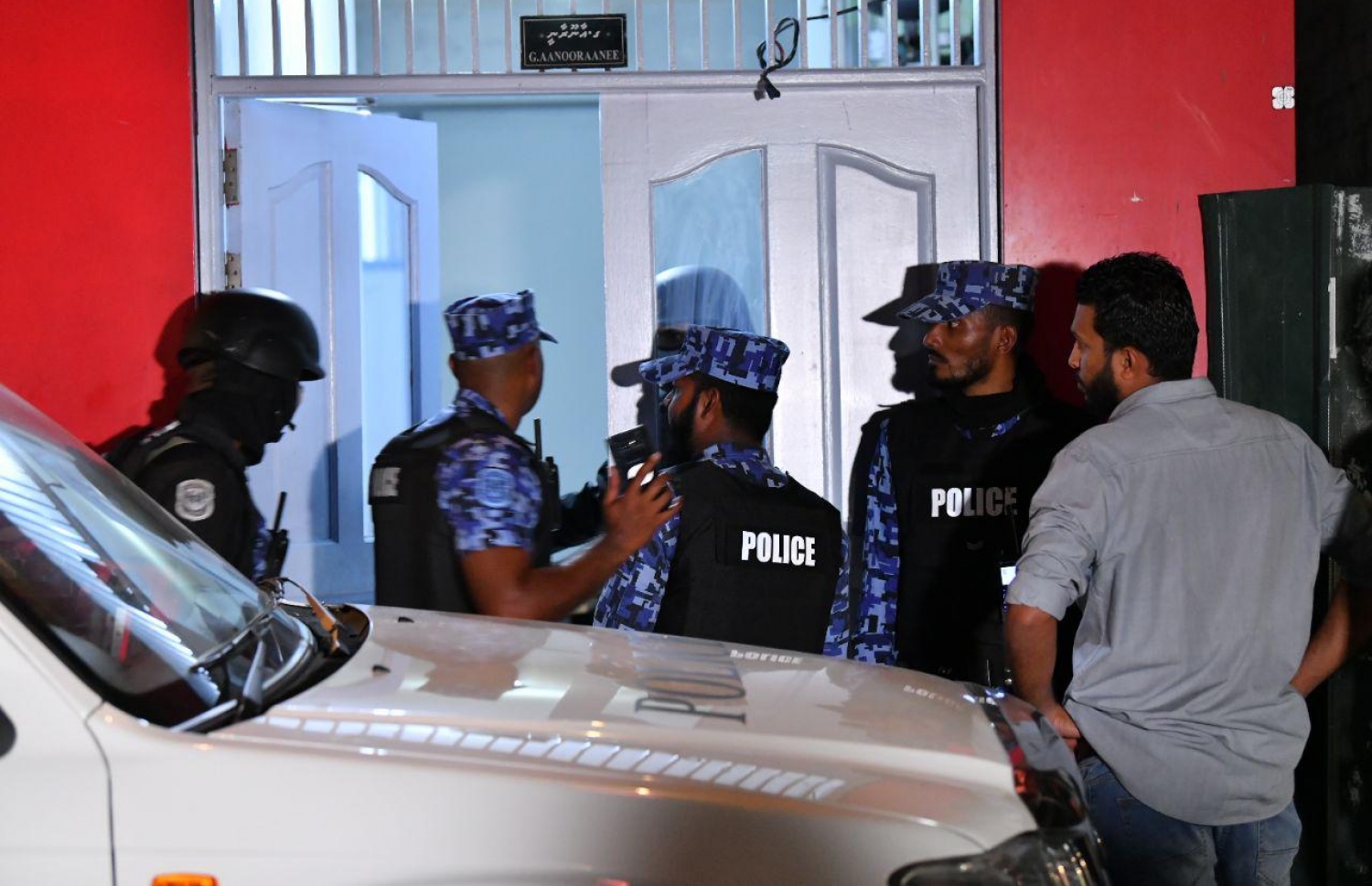 ފުލުހުން މާލޭގެ ގެއެއް ބަލައި ފާސްކުރަން ވަންނަނީ: އާ ބިލުން ބޮޑެތި ބާރުތަކެއް ފުލުހުންނަށް ލިބޭ --- ފޮޓޯ: ހުސެއިން ވަހީދު/ މިހާރު