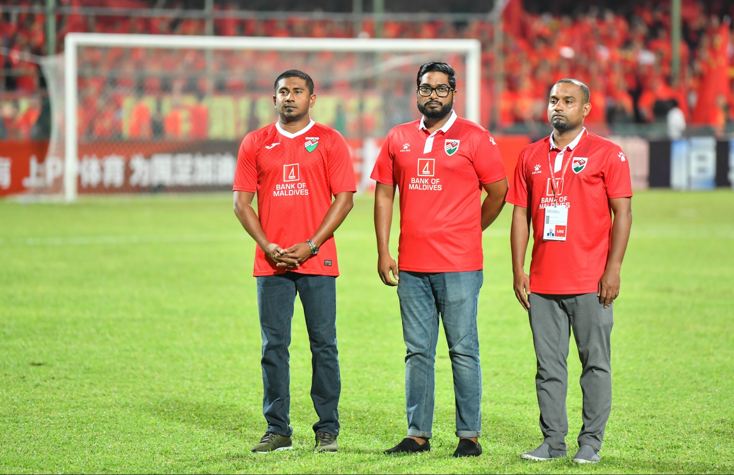 ވޯލްޑް ކަޕް ކޮލިފައިންގައި ޗައިނާއާ ދެކޮޅަށް ކުޅުނު މެޗުގެ ކުރިން އެފްއޭއެމްގެ ޖެނެރަލް ސެކްރެޓަރީ ޖަވާޒް (ކ) އާއި އެފްއޭއެމްގެ ރައީސް ބައްސާމް (މ) އަދި ސްޕޯޓްސް މިނިސްޓަރު މަހުލޫފް (ވ).-- ފޮޓޯ: ހުސެއިން ވަހީދު/ މިހާރު