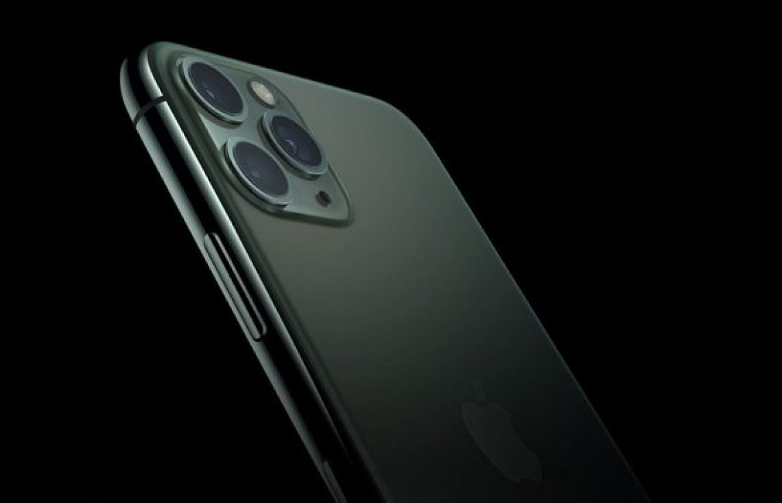 އެޕަލްގެ އާ އުފެއްދުންތައް ދައްކާލުމަށް ބޭއްވި ހާއްސަ ހަފުލާގައި ތިން މޮޑެލްއެއްގެ ފޯނު ވަނީ ތައާރަފްކޮށްފައި. އެއީ އައިފޯން 11، އައިފޯން 11 ޕްރޯ އަދި އައިފޯން 11 ޕްރޯ މެކްސް. މީގެ އިތުރުން އެޕަލް ވޮޗް ސީރީޒް 5 އާއި އައިޕެޑް 7 ވެސް ވަނީ ތައާރަފްކޮށްފައި.