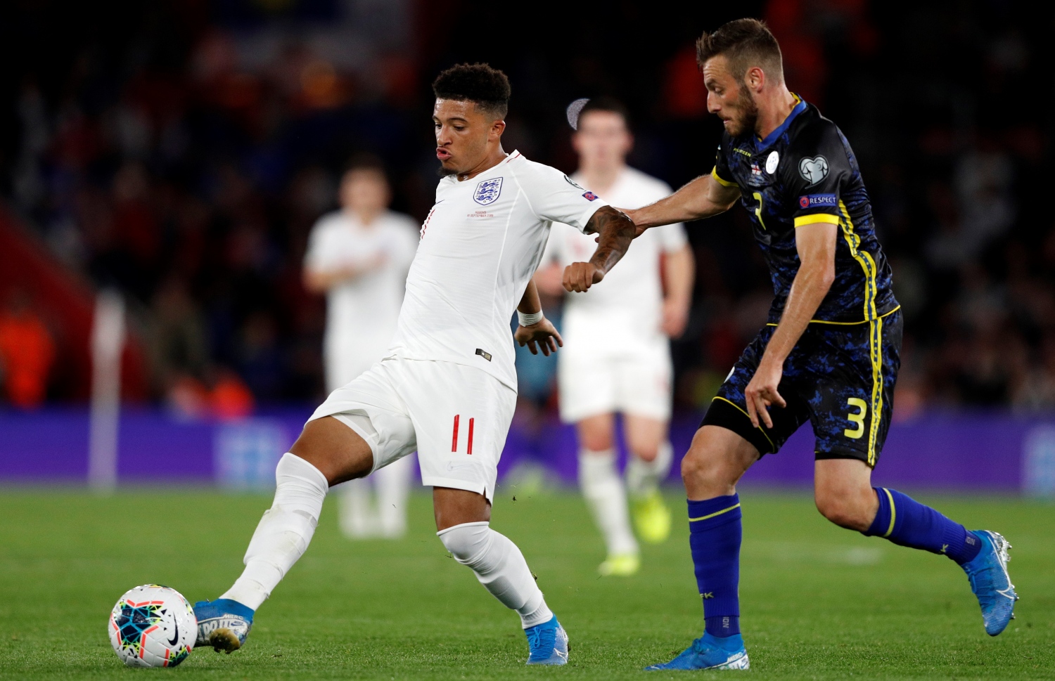 ކޮސޯވޯ ކުޅުންތެރިއަކު ކައިރިން އިންގްލެންޑްގެ ސަންޗޯ (ވ) ބޯޅަ ހިފައިގެންދަނީ. -- ފޮޓޯ: އޭއެފްޕީ